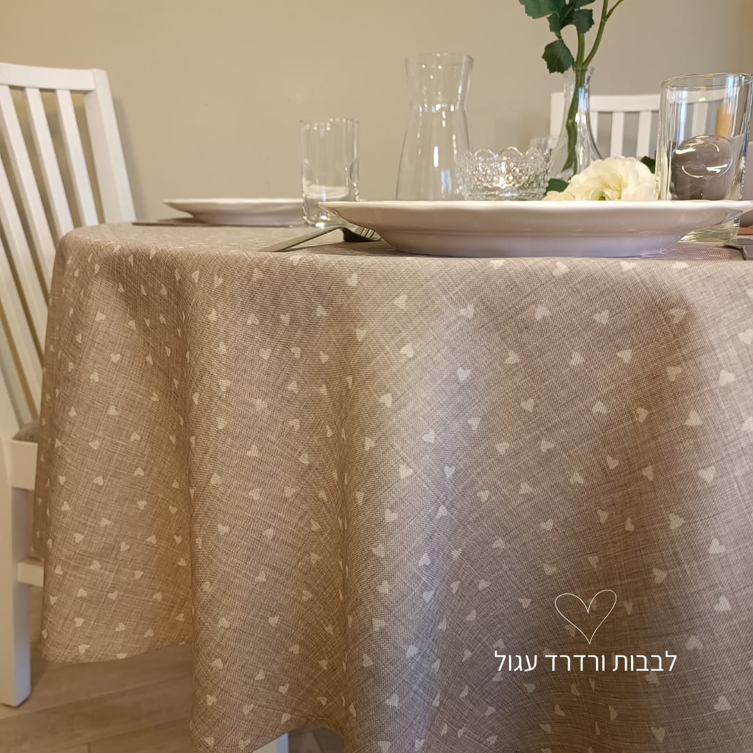 מפת שולחן לבבות ורוד