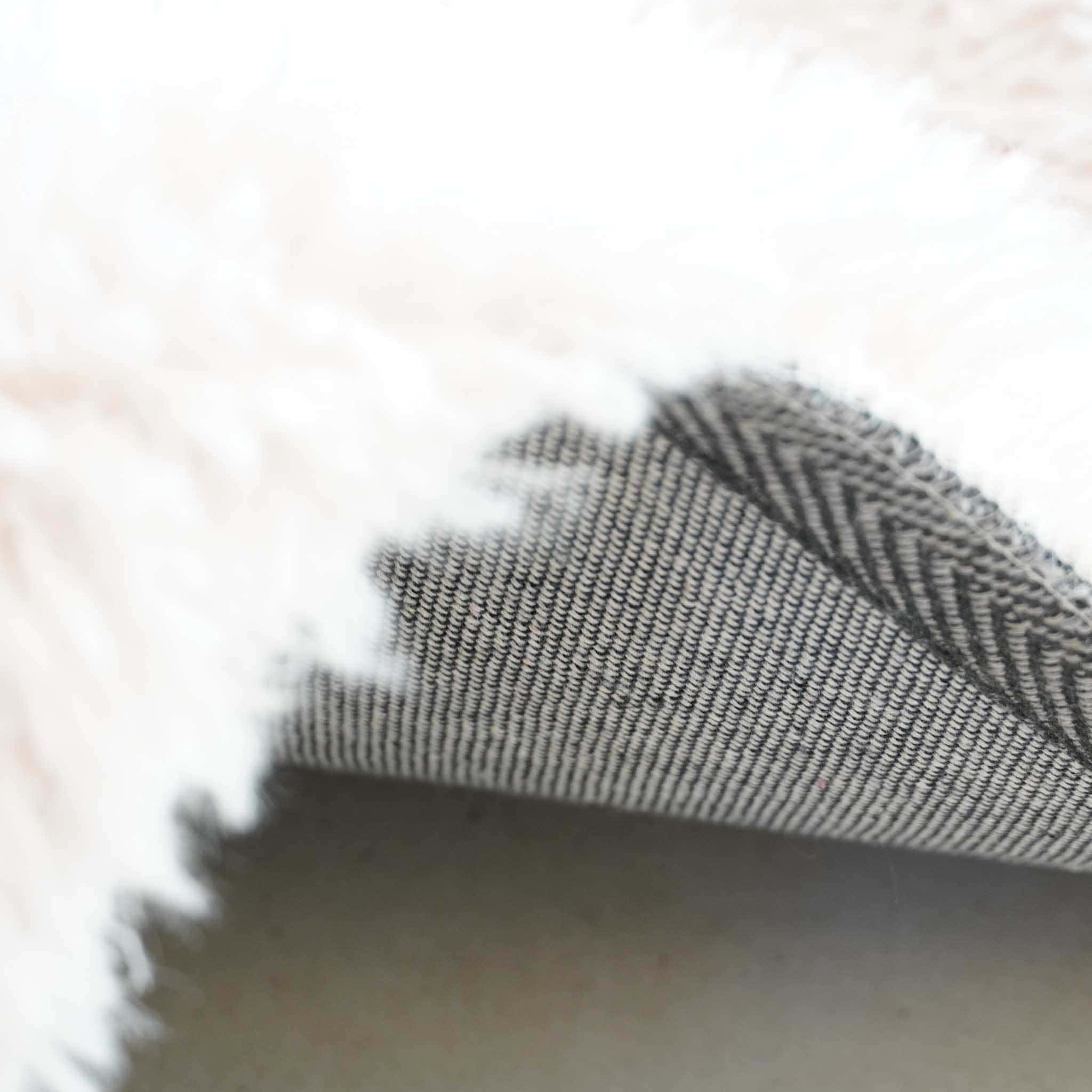 שטיחון שאגי לבן שבור – פיונה