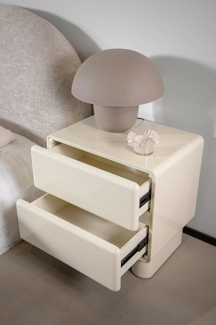 81215117514 שידת צד גלוסי מילקי ווייט