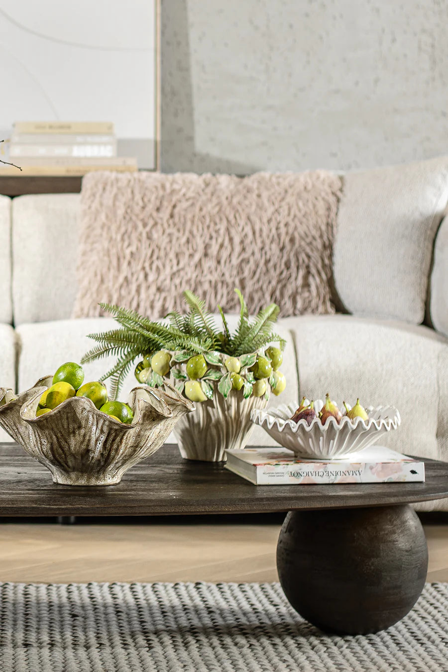 81321117502 כרית נוי פאפי בגוון בהיר. כרית מלבנית בוהו שיק, מעוצבת פלומות שיער ארוךבמראה פרוותי מפנק