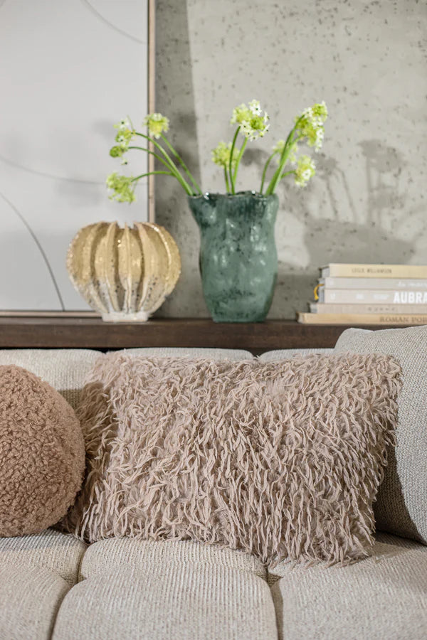 81321117502 כרית נוי פאפי בגוון בהיר. כרית מלבנית בוהו שיק, מעוצבת פלומות שיער ארוךבמראה פרוותי מפנק